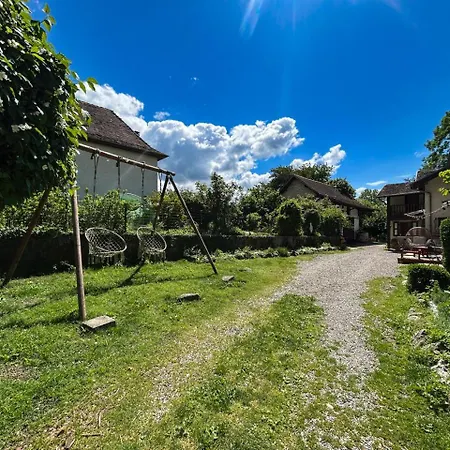 Dans Maison A La Campagne Pressins